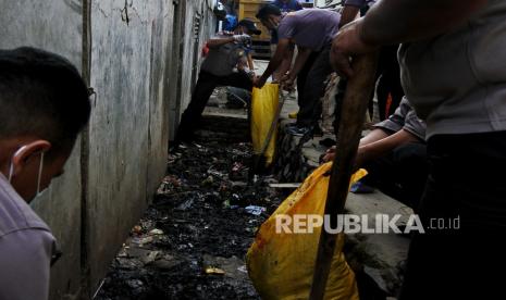 (ILUSTRASI) Kegiatan membersihkan saluran air dari sampah.