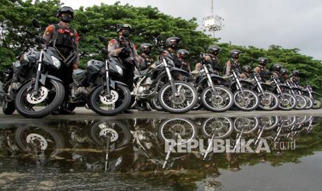 Menteri Pendayagunaan Aparatur Negara dan Reformasi Birokrasi (MenPANRB) Tjahjo Kumolo menilai, posisi Polri harus tetap mandiri sebagai lembaga dan alat negara. Pengamat kepolisian, Irjen Pol (Purn) Sisno Adiwinoto, juga menilai penempatan organisasi Polri di bawah Presiden seperti yang berlaku saat ini sudah tepat dan sesuai konstitusi UUD 1945. (Foto: Personel Polri)