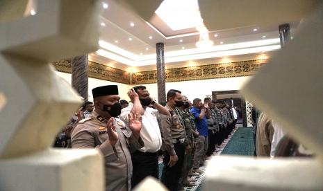 Sejumlah anggota Polri, TNI dan masyarakat melakukan shalat gaib di Masjid Adzikra di Polda Gorontalo, Kabupaten Gorontalo, Gorontalo, Senin (3/10/2022). Polda Gorontalo, Korem 133/Nani Wartabone, Pemerintah Daerah, BIN Daerah Gorontalo, DPRD dan masyarakat menggelar shalat gaib dan doa bersama atas tragedi yang terjadi di Stadion Kanjuruhan, Malang, Jawa Timur. Gorontalo Gelar Sholat Gaib dan Doa Bersama Bagi Korban Tragedi Kanjuruhan