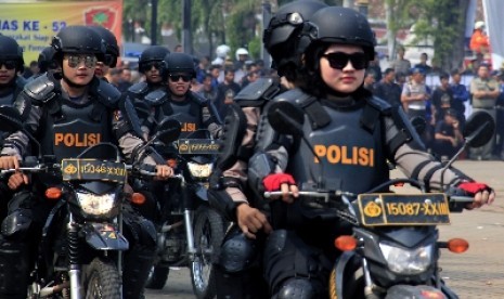  Sejumlah anggota Polwan satuan Dalmas Polda Banten beraksi saat simulasi pengamanan Pemilu 2014, di Alun-alun Serang, Banten, Sabtu (8/3).