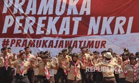 Sejumlah anggota Praja Muda Karana (Pramuka) menari dan bernyanyi saat Deklarasi tekad Pramuka sebagai perekat NKRI (ilustrasi)