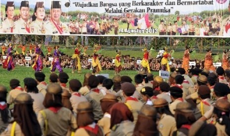  Sejumlah anggota Pramuka menyaksikan atraksi tarian massal saat Upacara Peringatan HUT ke-52 Gerakan Pramuka yang dihadiri Presiden Susilo Bambang Yudhoyono di Lapangan Gajah Mada, Kompleks Taman Rekreasi Wiladatika, Cibubur