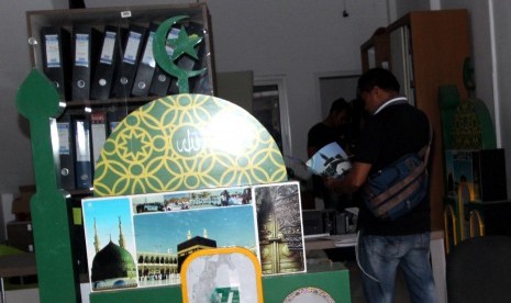 Sejumlah anggota Sat Reskrim Polresta Surakarta melakukan penggeledahan di Kantor travel perjalanan haji dan umroh Hannien Tour di ruko Cibinong City Center, Bogor, Jawa Barat, Kamis (4/1).