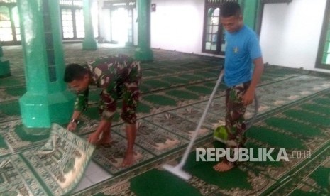 Sejumlah anggota TNI Kodim 0508 Kota Depok melaksanakan aksi bersih-bersih di Masjid Jami Al Hikmah, Kampung Pulo, Cipayung Jaya, Depok. (Republika/Rusdy Nurdiansyah)