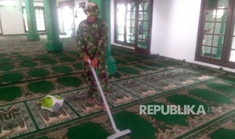 Sejumlah anggota Satgas TNI Manunggal Membangun Desa (TMMD) ke-103 Kodim 0508 Kota Depok melaksanakan aksi bersih-bersih di Masjid Jami Al Hikmah, Kampung Pulo, Cipayung Jaya, Depok, Jumat (9/11).