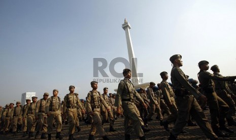  Sejumlah anggota Satpol PP berbaris mengikuti upacara peringatan HUT Satpol PP ke-63 dan satuan perlindungan Masyarakat ke-51 di Silang Monas, Jakarta, Selasa (30/4).  (Republika/Adhi Wicaksono)