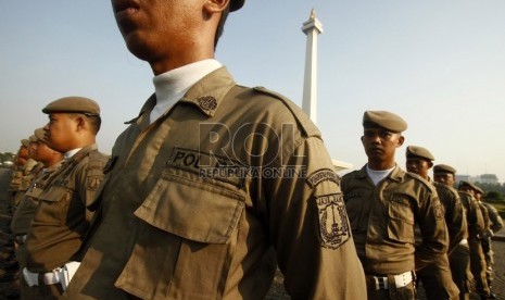  Sejumlah anggota Satpol PP berbaris mengikuti upacara peringatan HUT Satpol PP ke-63 dan satuan perlindungan Masyarakat ke-51 di Silang Monas, Jakarta, Selasa (30/4).  (Republika/Adhi Wicaksono)