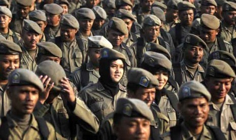  Sejumlah anggota Satpol PP berbaris mengikuti upacara peringatan HUT Satpol PP ke-63 dan satuan perlindungan Masyarakat ke-51 di silang Monas, Jakarta, Selasa (30/4). 