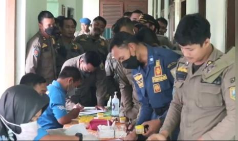 Sejumlah anggota Satpol PP dan Pemadam Kebakaran (Damkar) Kabupaten Semarang melaksanakan tes urine yang dilaksanakan oleh petugas BNNP Jawa Tengah, di Mako Satuan Polisi Pamong Praja dan Pemadam Kebakaran (Satpol PP dan Damkar) Kabupaten Semarang, Kamis (27/10).