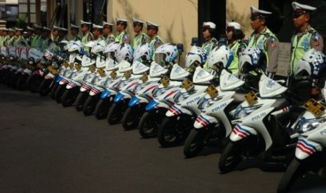   Sejumlah anggota Satuan Lalu Lintas Polres Tasikmalaya Kota mengikuti gelar pasukan Zebra Lodaya 2015 di Mako Polres, Tasikmalaya, Jawa Barat, Kamis (22/10)