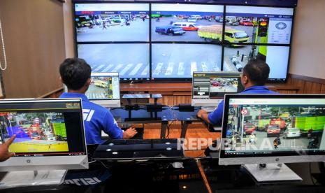 Sejumlah anggota satuan lalu lintas (Satlantas) Polres Metro Bekasi mengecek layar monitor saat uji coba sistem Electronic Traffic Law Enforcement (ETLE) atau tilang elektronik di Cikarang,Kabupaten Bekasi, Jawa Barat, Rabu (11/3/220).