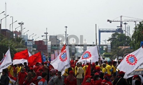  Sejumlah anggota Serikat Buruh Pelabuhan melakukan aksi dengan menutup akses masuk Pelabuhan Tanjung Priok, Jakarta Utara, Kamis (31/10).  (Republika/Adhi Wicaksono)