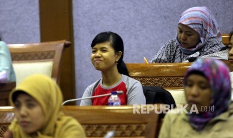 Sejumlah anggota serikat PRT se Jabodetabek mengikuti Rapat Dengar Pendapat Umum (RDPU) dengan Komisi IX DPR RI, Jakarta, Senin (15/2).