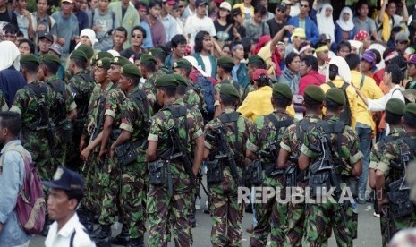  Sejumlah anggota Tentara Nasional Indonesia (TNI) berjaga saat pengamanan demonstrasi.