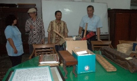 Sejumlah anggota tim evaluasi Museum Sonobudoyo mengamati koleksi saat melakukan tinjauan ke Museum SonoBudoyo, Yogyakarta