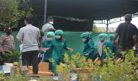 Sejumlah anggota tim forensik meninggalkan lokasi usai melakukan autopsi menyeluruh pada jenazah AM santri Pondok Modern Darussalam Gontor 1 di TPU Sei Selayur Kalidoni Palembang, Sumsel. Kamis (8/9/2022). Tim ahli forensik Rumah Sakit Bhayangkara M Hasan Palembang dan forensik Rumah Sakit Umum Pusat Moh Hoesin Palembang melakukan utopsi sebagai upaya pemenuhan barang bukti secara ilmiah untuk pengungkapan kasus meninggalnya AM santri Pondok Modern Darussalam Gontor 1 korban dugaan penganiayaan pada 22 Agustus lalu. 