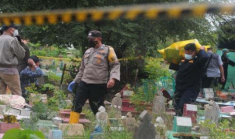 Sejumlah anggota tim forensik meninggalkan lokasi usai melakukan autopsi menyeluruh pada jenazah AM santri Pondok Modern Darussalam Gontor 1 di TPU Sei Selayur Kalidoni Palembang, Sumsel. Kamis (8/9/2022). Tim ahli forensik Rumah Sakit Bhayangkara M Hasan Palembang dan forensik Rumah Sakit Umum Pusat Moh Hoesin Palembang melakukan utopsi sebagai upaya pemenuhan barang bukti secara ilmiah untuk pengungkapan kasus meninggalnya AM santri Pondok Modern Darussalam Gontor 1 korban dugaan penganiayaan pada 22 Agustus lalu. 