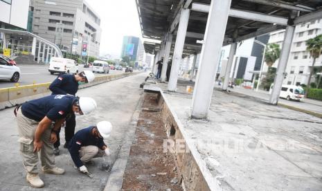 Halte Transjakarta Bundaran HI yang dibakar saat aksi unjuk rasa menentang UU Cipta Kerja, akan dirombak menjadi dua tingkat.