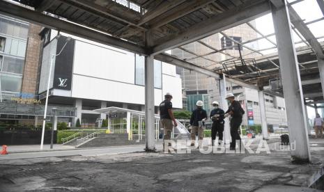 Sejumlah anggota Tim Labfor Bareskrim Polri melakukan olah TKP halte Transjakarta Bundaran HI yang dibakar saat aksi unjuk rasa menentang UU Cipta Kerja di Jakarta, Jumat (9/10/2020). 