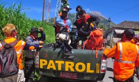  Sejumlah anggota tim relawan dan SAR Boyolali bersiap untuk melanjutkan proses evakuasi pendaki yang jatuh dikawah Merapi , di Pos Selo, Boyolali, Jawa Tengah, Senin (18/5).