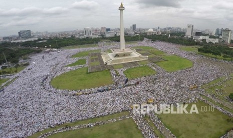 Jutaan massa menghadiri aksi 212 di Lapangan Monas dan sekitarnya.