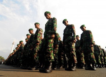 Sejumlah anggota TNI bersiap melakuan apel di sekitaran kawasan Monas, Jakarta Pusat, Senin (26/3). (Republika/Prayogi)