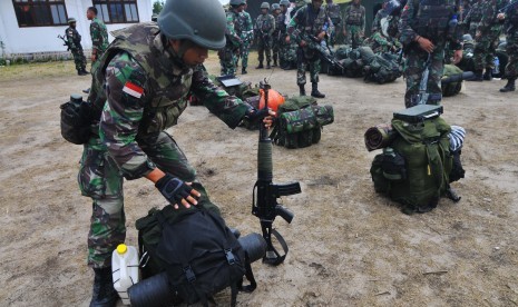 Sejumlah anggota TNI bersiap untuk melakukan penyisiran kelompok sipil bersenjata Santoso di Watutau, Lore Peore, Poso, Sulawesi Tengah, Rabu (23/3). 