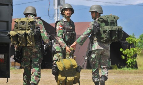 Sejumlah anggota TNI bersiap untuk melakukan penyisiran kolompok sipil bersenjata Santoso di Watutau, Lore Peore, Poso, Sulawesi Tengah, Rabu (23/3).