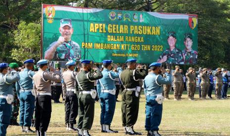 Sejumlah anggota TNI dan Polri serta instansi terkait lainnya mengikuti Apel Gelar Pasukan Pengamanan KTT G20 di Lapangan Taman Blambangan Banyuwangi, Jawa Timur, Jumat (29/7/2022). Apel gelar pasukan dalam rangka PAM Imbangan KTT G20 tahun 2022 di Bali itu melibatkan TNI, Polri, Pol PP, Basarnas, BPBD, dan Damkar.