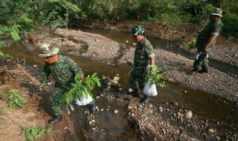 Sejumlah anggota TNI dari Kodim 0809 Kediri bersiap melakukan penanaman pohon (reboisasi) dalam rangka peringatan Hari Air Sedunia di area sumber air Magersari, Desa Tarokan, Kabupaten Kediri, Jawa Timur, Selasa (22/3).