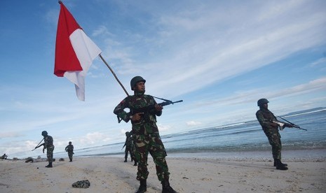 Sejumlah anggota TNI dari Korem 173/Praja Vira Braja melakukan patroli di sepanjang Pantai Distrik Oridek, Biak Numfor, Papua, Jumat (13/11).