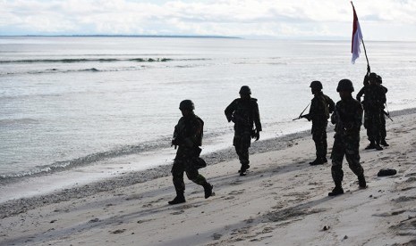 Sejumlah anggota TNI dari Korem 173/Praja Vira Braja melakukan patroli di sepanjang Pantai Distrik Oridek, Biak Numfor, Papua. Komisi II DPR akan tunggu kesepakatan dengan pemerintah soal pembentukan Papua Utara.