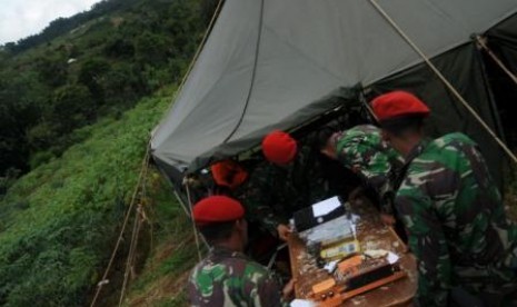  Sejumlah anggota TNI Kopassus membawa alat 