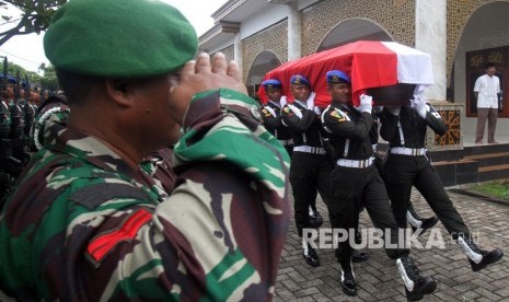 Sejumlah anggota TNI memanggul jenazah korban penembakan anggota TNI Letkol CPM Dono Kuspriyanto setelah disalatkan di Masjid At-Taqwa, Bogor, Jawa Barat, Rabu (26/12/2018). 