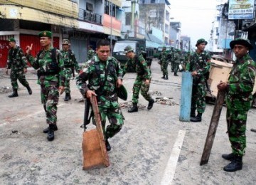 Sejumlah anggota TNI membersihkan puing di Kota Ambon, Senin (12/9). Situasi dan kondisi keamanan di Kota Ambon kini mulai kondusif setelah sebelumnya terjadi kericuhan antar warga. 