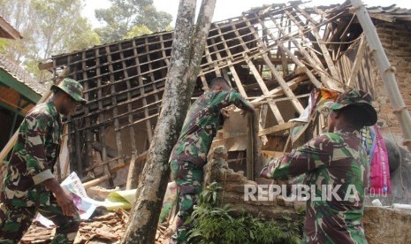 Sejumlah anggota TNI membongkar rumah yang rusak akibat gempa di Kampung Jaura, Pandeglang, Banten, Sabtu (3/8/2019). 