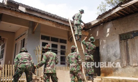 Sejumlah anggota TNI memperbaiki rumah yang rusak akibat gempa di Kampung Jaura, Pandeglang, Banten, Sabtu (3/8/2019).