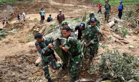  Sejumlah anggota TNI mengangkat jenazah korban longsor, di Daerah Kapuang Dadok, Nagari Sungai Batang Kecamatan Tanjung Raya, Kabupaten Agam, Sumbar, Ahad (27/1). (Antara/Arif Pribadi)