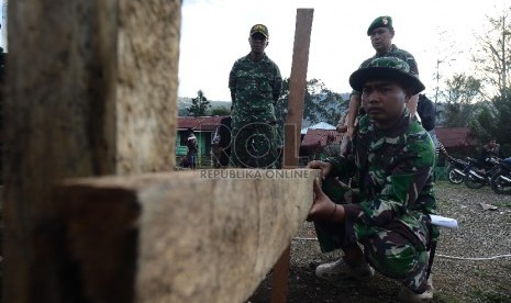 Sejumlah anggota TNI mengerjakan pembangunan pondasi untuk pembangunan Mushalla di Tolikara, Papua, Jumat (24/7).  (Republika/Raisan Al Farisi)