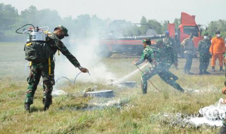 Sejumlah anggota TNI menunjukkan kemampuan pemadaman menggunakan cairan bios 44 pada latihan kesiapsiagaan operasional Karhutla di Base ops Lanud Sri Mulyono Herlambang Palembang, Rabu (14/4/2021). Latihan kesiapsiagaan yang melibatkan sekitar 500 orang personil dari TNI, Polri, BPBD, dan instansi terkait lainnya ini untuk mengukur kesiapsiagaan personil dalam mencegah potensi kebakaran lahan dan hutan di 17 kabupaten kota di Sumsel. 