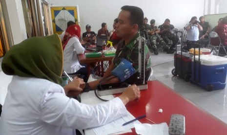 Sejumlah anggota TNI Rindam III Siliwangi dan masyarakat umum mengikuti program donor darah yang diselenggarakan Harian Republika bekerjasama dengan PMI Kota Bandung, Selasa (31/) di ruang Al Kindi Masjid Pusdai Bandung. Kegiatan bagian dari acara Muhasabah Republika.