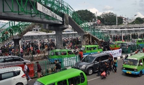 Sejumlah angkot beroperasi di Jalan Kapten Muslihat, Kota Bogor, Rabu (7/1).