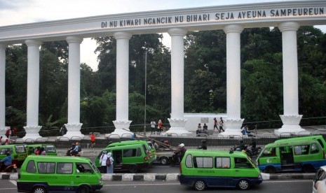 Sejumlah angkutan kota (angkot) melewati Tepas Salapan Lawang Dasakerta di Jalan Otista, Kota Bogor, Jawa Barat.