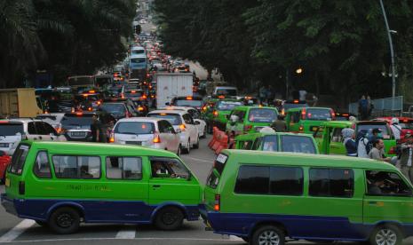 Sejumlah angkutan kota (angkot) melintas di jalan Otto Iskandardinata, Kota Bogor, Jawa Barat. 