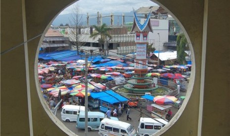 Sejumlah angkutan kota (angkot) mencari penumpang di bundaran Pasar Raya, depan Masjid Taqwa Muhammadiyah, Padang, Sumbar, Jumat (5/8).