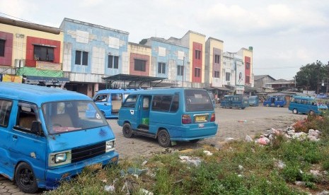 Sejumlah angkutan kota berada di Terminal Parung, Kabupaten Bogor, Jawa Barat, Selasa (26/9).