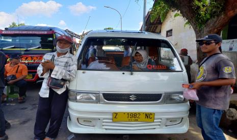 Sejumlah angkutan menunggu penumpang di Terminal Singaparna, Kabupaten Tasikmalaya, Selasa (13/9/2022). Tarif angkutan di wilayah itu telah mengalami penyesuaian setelah harga BBM naik. 