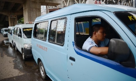 Sejumlah angkutan umum berencana menurunkan tarif