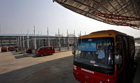  Sejumlah angkutan umum dan Bus Transjakarta mulai beroperasi di Terminal Pulo Gebang, Jakarta Timur, Selasa (4/9).    (Adhi Wicaksono)