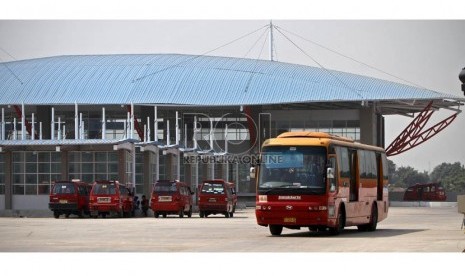  Sejumlah angkutan umum dan Bus Transjakarta mulai beroperasi di Terminal Pulo Gebang, Jakarta Timur, Selasa (4/9).    (Adhi Wicaksono)